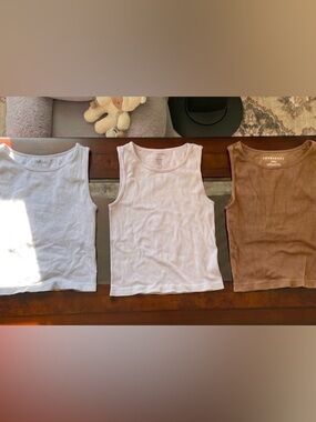 3 set crew neck ribbed tank tops: Brown, pink, and white
